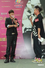 组图：罗志祥签唱会歌迷热情 现场玩自拍抱抱