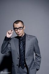 组图：郑昊拍摄最新时尚写真 玩转潮搭做雅痞