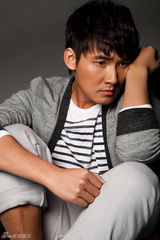 组图：“夹板男”张铎帅气休闲 演绎完美好男人