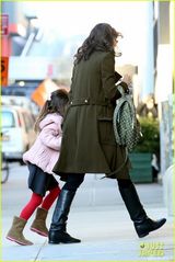 组图：凯蒂宠女儿帮背书包 苏瑞低头心情欠佳