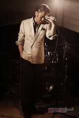 组图：吴秀波杂志儒雅写真 坦言要做生活修行者