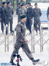 组图：池贤宇退伍变钢牙哥 女友未现身盼快复出