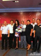 组图：赵本山美艳小姨子开公司 众商家捧场