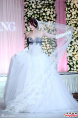 组图：陈思璇穿婚纱沾喜气 期待海岛婚礼