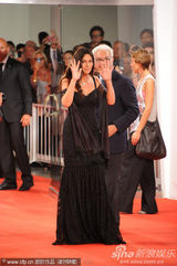 组图：《炎夏》发布会 贝鲁奇裹身黑裙秀玲珑曲线