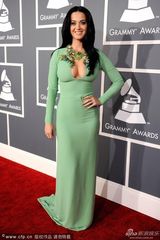 组图：凯蒂-佩里绿裙亮相红毯秀双峰深沟