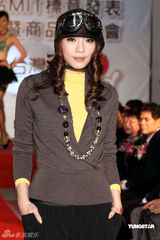 高清：陈思璇简单白衣秀性感 王尹平穿毛衣上T台