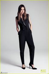 组图：米兰达拍大片 时尚休闲显干练