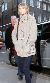 高清组图：泰勒-斯威夫特伦敦街拍马尾辫清新