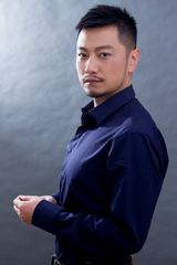 组图：张洪睿英伦装扮 展男人多面魅力