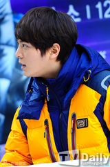 组图：朱元出席签名会 黄色羽绒服生机勃勃