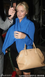 组图：温丝莱特大肚现身专人打伞 老公贴身护驾