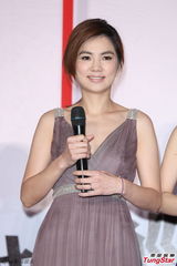 组图：S.H.E亮相记者会 Selina性感Ella秀美腿