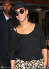 组图：碧昂斯豹纹裤配粉红高跟 产后恢复好身材