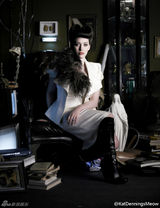 组图：破产姐妹Max性感大片展神秘女王气场