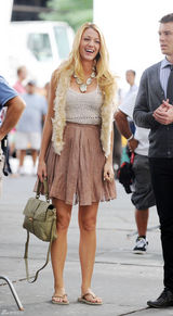 高清组图：布莱克-弗莱利亮相片场 笑容阳光