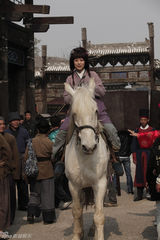 组图：《抹布女》穿越剧照曝光 海清闪恋状元郎