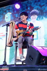 组图：卢广仲开唱忘词 High到撞牙缺角