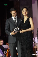 组图：姜文对妻子呵护有加 周韵与男模热聊晾老公