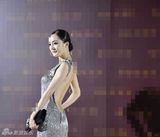 组图：杨幂出席某品牌活动 初次秀美背性感逼人