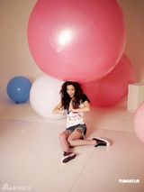 幻灯图：文咏珊拍摄广告特辑 秀夏日少女运动风