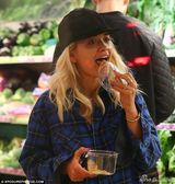 组图：瑞塔奥拉另类服装吸睛 与男友分别忙献吻