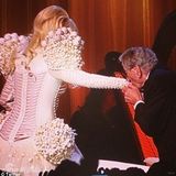 组图：Gaga白裙化身外星来客 乘飞船白宫献唱