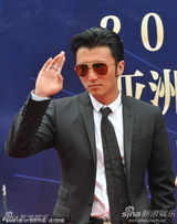 组图：谢霆锋张家辉杨受成亮相红毯展型男酷帅