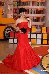 组图：陶晶莹独挑金钟主持大梁 削肩洋装小露性感