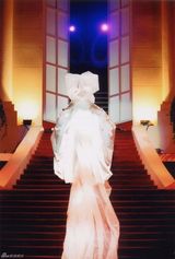 策划：回顾梅艳芳经典舞台 百变造型成传奇