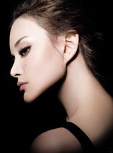 组图：任珈锐妆容大片 彰显性感女王气质