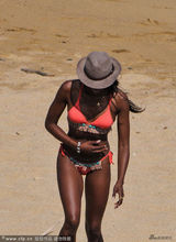 组图:黑珍珠遭抢男友心情无损比基尼走光露半臀