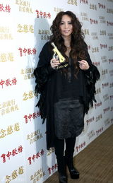 高清图：群星中歌榜后台亮相展示奖杯