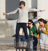 组图：泰勒踩超市推车与闺蜜海边嬉戏玩闹