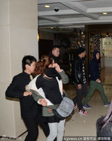 组图：陈冠希醉酒如厕 保镖对女粉丝动粗