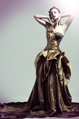 高清组图：张萌最新写真优雅干练 祥龙凤舞迎新年