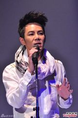 组图：邓养天马来西亚首演舞台剧情绪激动泪奔