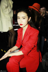 组图：张辛苑时装周收官 22套造型创纪录