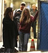 组图：阿曼达-塞弗里德机场孤独候车 疲惫无奈