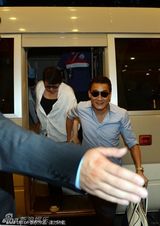 组图：梁家辉现身电影节 紧握妻手秀恩爱