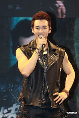 组图：王野发片秀肌肉 母亲带家常菜抵京支持