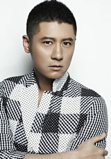 组图：任重最新时尚写真 拼接西装玩转夏日潮流