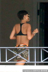 组图：蕾哈娜比基尼海岛度假 翅膀纹身抢眼