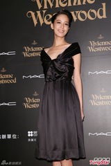 组图：伍佰着及膝裙压轴走秀 杨乃文飘逸相伴