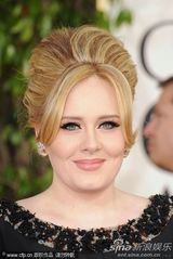 组图：阿黛尔产后首次公开亮相 丰腴依旧开怀笑