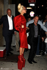 组图：Gaga《名利场》大片再蹬“恨天高”尴尬摔倒 