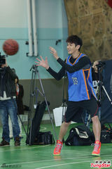 组图：柯震东亮相学校篮球场秀球技