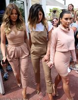 组图：卡戴珊姐妹花机场遭围堵 金大姐杀出重围