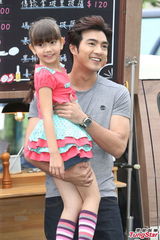 组图：贺军翔新剧不当高富帅 化身颓废老爸