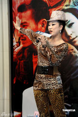 幻灯图：芙蓉姐姐豹纹装扮亮相 银幕处女作打酱油